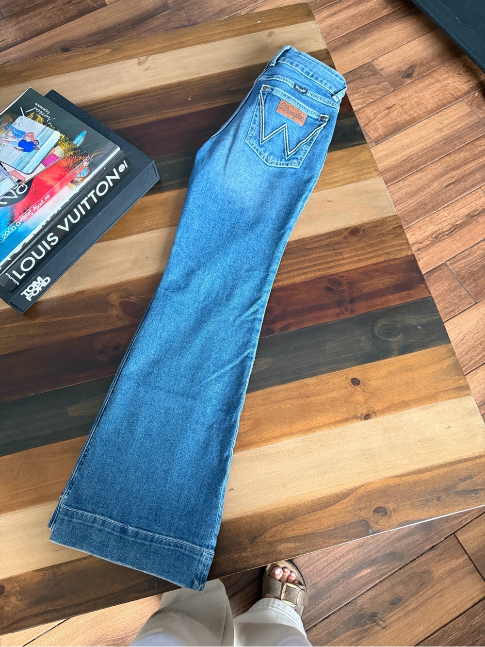 Wrangler Women's Medium Blue Boot Cut Jeans with Leather Logo Patch - Picture 3 of 4